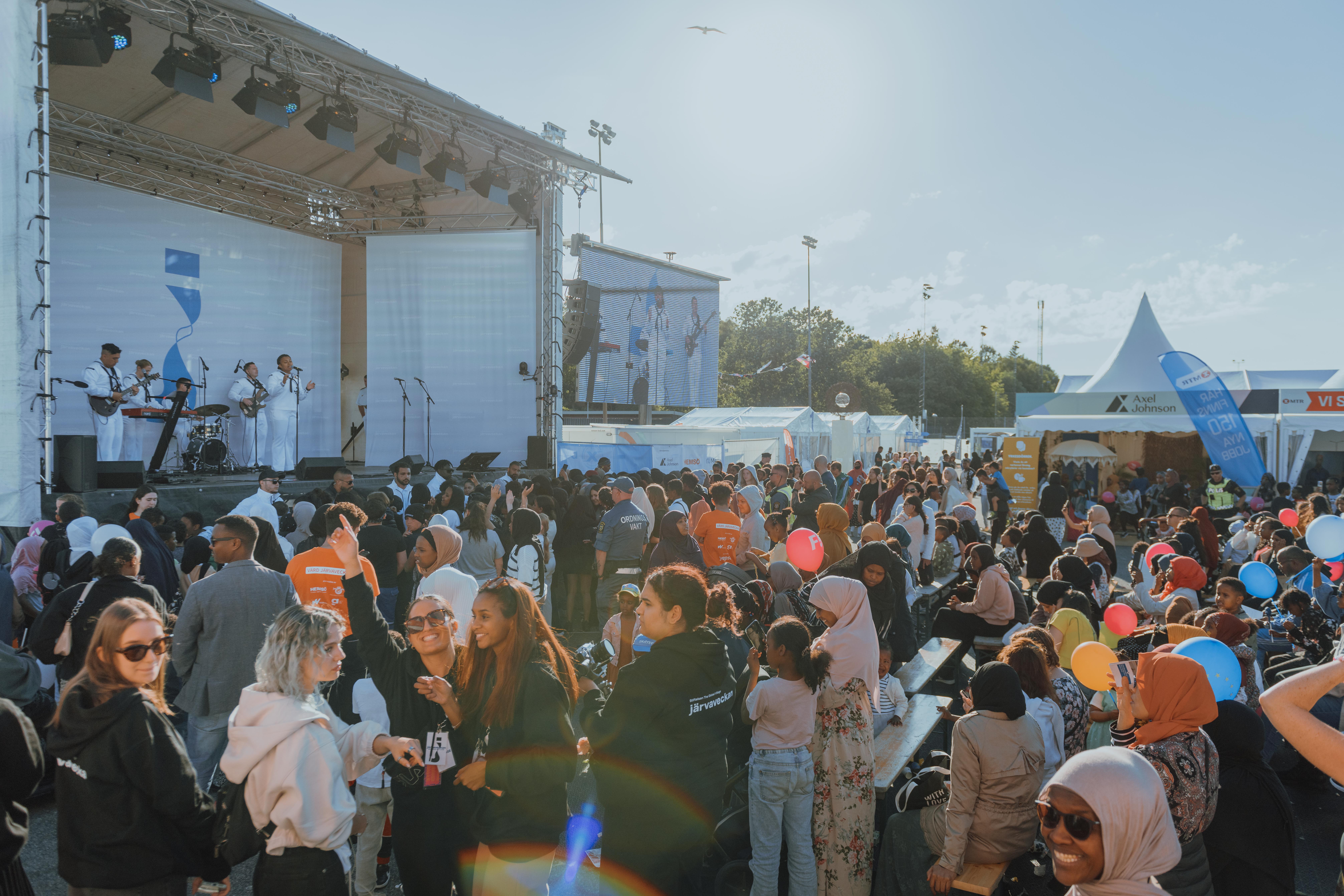 Människor samlade framför en scen.